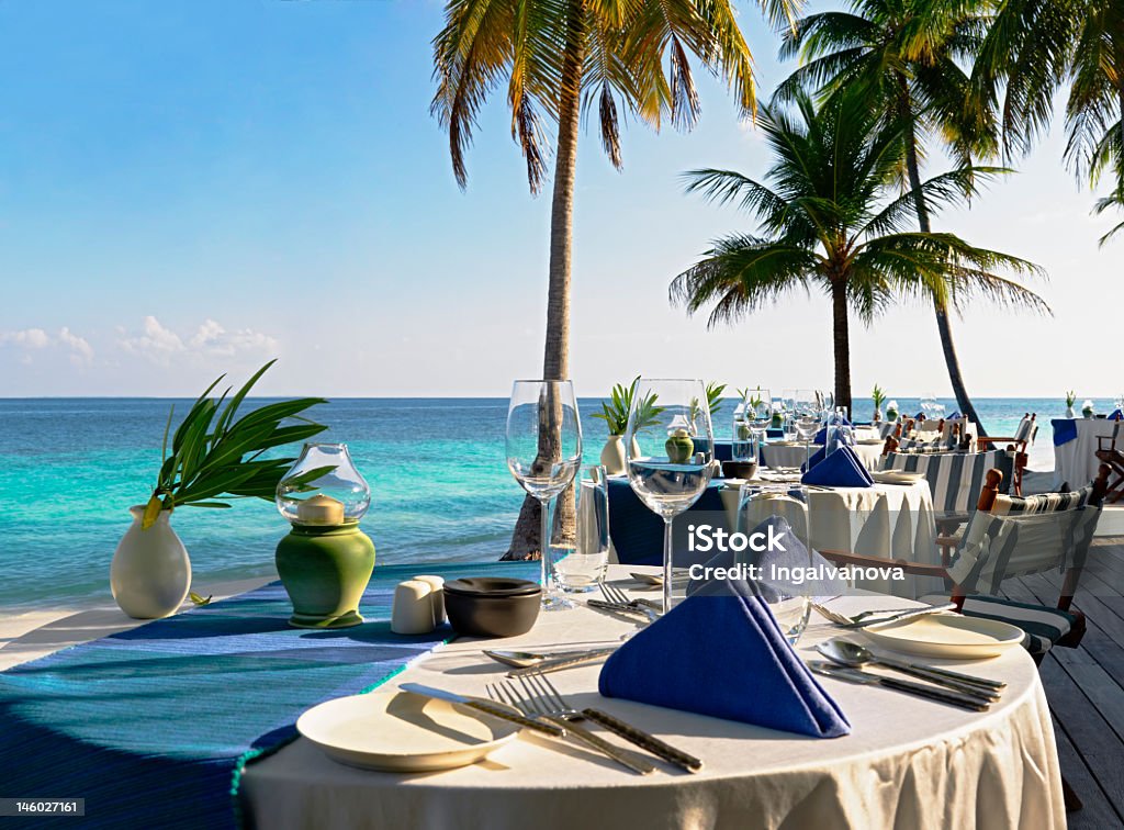 Disposición de la mesa del restaurante en la playa - Foto de stock de Cena libre de derechos