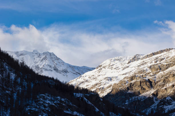 paisaje de las montañas del parque nacional gran paradiso. - travel destinations mountain hiking profile fotografías e imágenes de stock