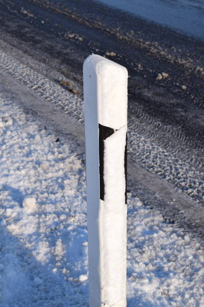 refletor de beira de estrada na neve - car winter road reflector snow - fotografias e filmes do acervo
