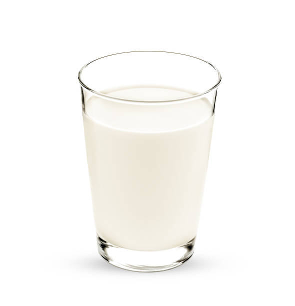 glas frischer milch isoliert auf weiß - yogurt jar cream milk stock-fotos und bilder