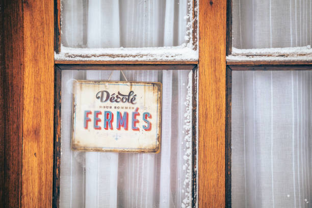 une signalétique sur la porte d'un établissement de restauration fermé pendant l'hiver