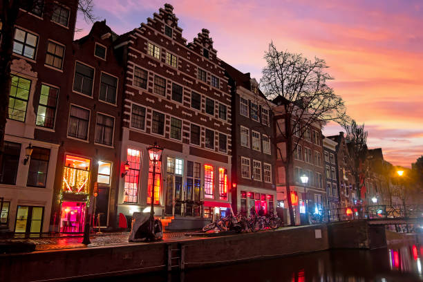 red light district in amsterdam the netherlands by night - sex district imagens e fotografias de stock