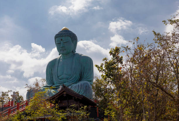 il grande buddha (daibutsu) statua in bronzo del tempio buddista wat doi phra chan-in, tempio giapponese - hase temple foto e immagini stock