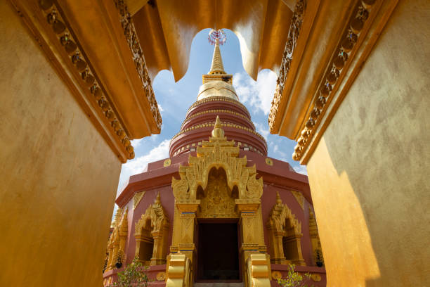 wat phra that doi phra chan tempel in der provinz lampang, daibutsu, thailand - hase temple stock-fotos und bilder