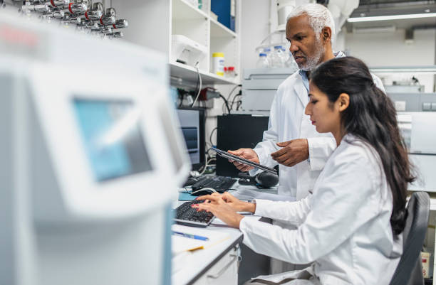 scientists working in the laboratory - department of health and human services imagens e fotografias de stock