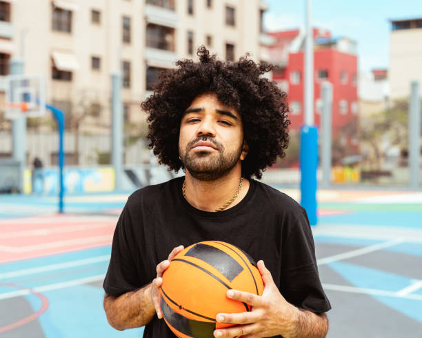 hombre latino hispano jugando baloncesto al aire libre - concepto de estilo de vida deportivo urbano - miami basketball fotografías e imágenes de stock