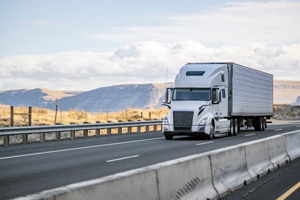 koń roboczy biały duży zestaw półciężarówka przewożąca zamrożony ładunek w naczepie chłodni jazda po podzielonej szerokiej drodze autostradowej - refrigeration cycle zdjęcia i obrazy z banku zdjęć