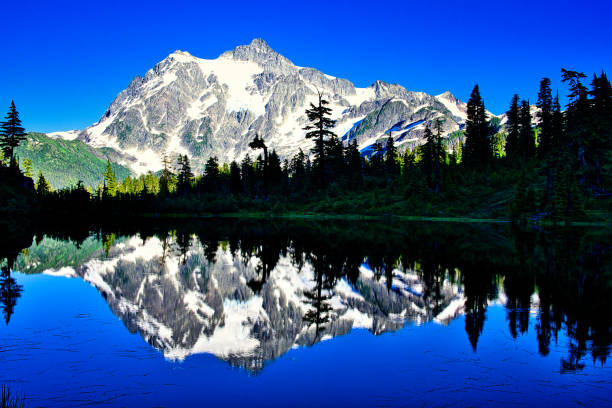 reflet céleste - mont shuksan photos et images de collection