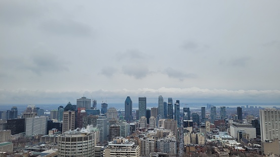 Vue panoramique sur le centre-ville de Montréal à partir du belvédère