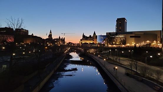 Coucher de soleil sur le Canal Rideau à Ottawa , région de la Capitale nationale du Canada.