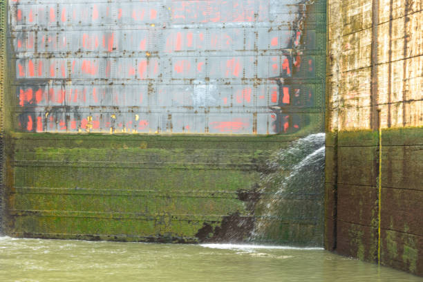 masywna brama wewnątrz śluz miraflores na kanale panamskim - panama canal panama canal lock panama city zdjęcia i obrazy z banku zdjęć