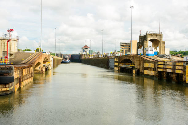 zbliżając się do śluz miraflores na kanale panamskim - panama canal panama canal lock panama city zdjęcia i obrazy z banku zdjęć