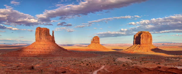 monument valley am späten nachmittag - monument valley usa panoramic stock-fotos und bilder