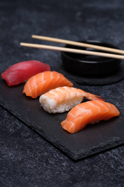 sushi sashimi - sushi sashimi nigiri salmon foto e immagini stock