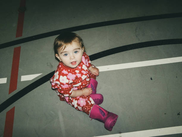foto vintage de bebé con traje floral rosa y botas de invierno - blue eyes flash fotografías e imágenes de stock