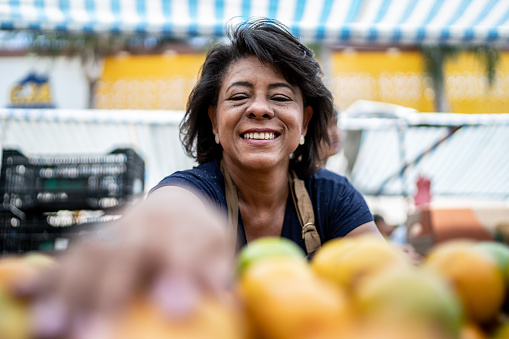 Saleswoman organizing the fruits on a street market