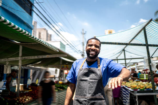 chân dung một nhân viên bán hàng trên chợ đường phố - văn hóa brazil bức ảnh hình ảnh sẵn có, bức ảnh & hình ảnh trả phí bản quyền một lần