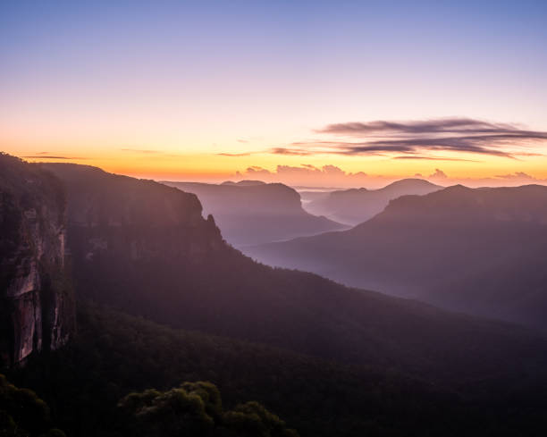 gebirgskette vor sonnenaufgang in australien - sunrise tranquil scene blue plateau stock-fotos und bilder
