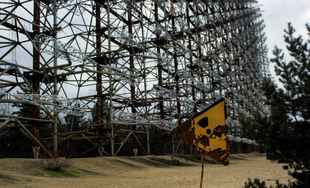 radioaktives zeichen durch das durga-radar - surveillance history social issues horizontal stock-fotos und bilder