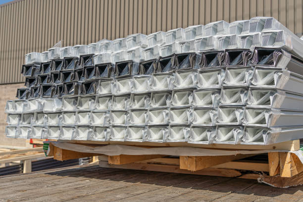 istock Flashing on truck flatbed for delivery to customers 1460395981