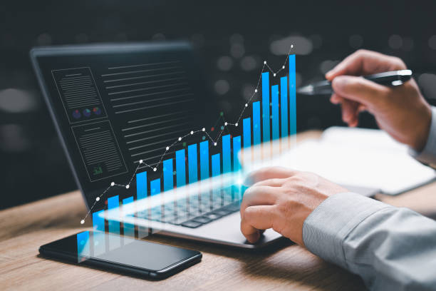 business finance data analytics diagramm und intelligentes digitales marketing-management-konzept, geschäftsmann verwenden den laptop, um marketing-analyse-diagramm strategische planung für nachhaltige entwicklung zu arbeiten - sales growth stock-fotos und bilder