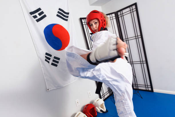sport tae kwon do - padding tae kwon do helmet karate stock-fotos und bilder