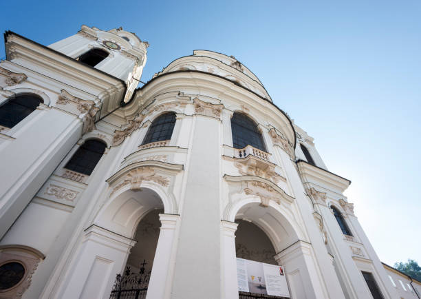 stiftskirche salzburg - kollegienkirche stock-fotos und bilder