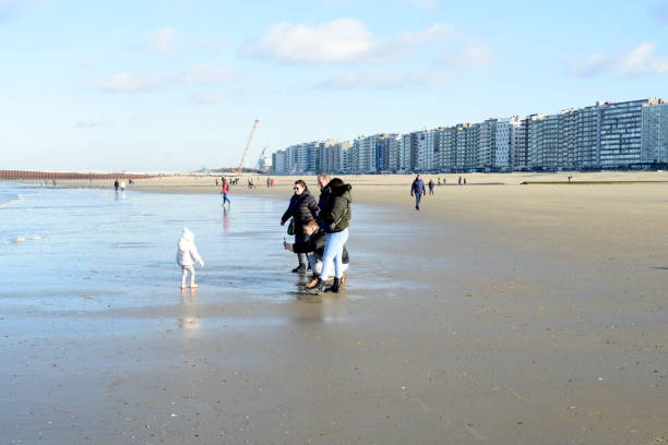 blankenberge ビーチ - children only child huddle sun ストックフォトと画像