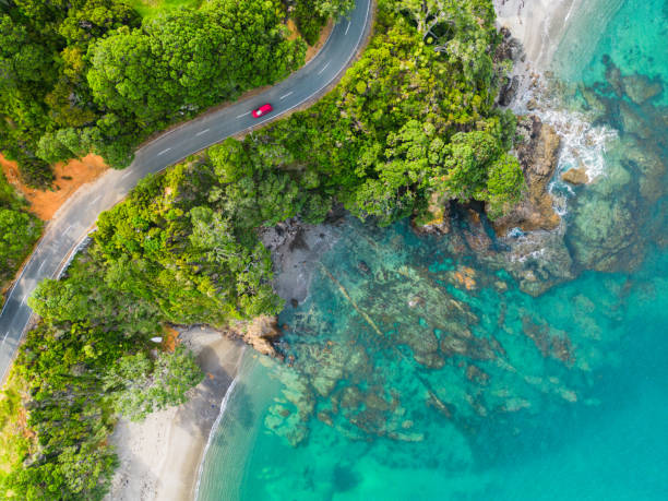 vista del drone della strada vicino al mare. - grand riviere immagine foto e immagini stock