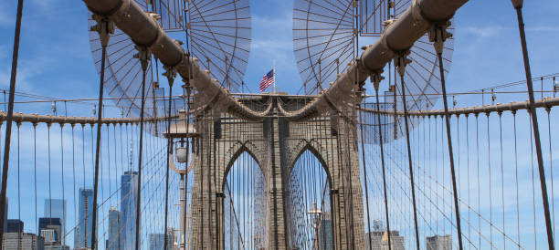 brooklyn bridge symmetric suspension cables detail - skyline new york city brooklyn bridge new york state imagens e fotografias de stock