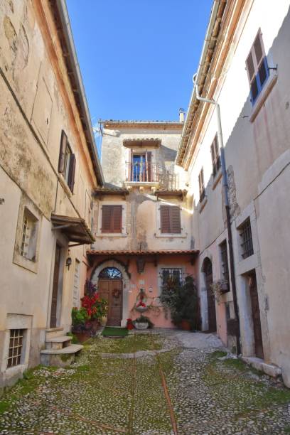 pionowe ujęcie fasady starego domu w veroli w regionie lacjum we włoszech - veroli zdjęcia i obrazy z banku zdjęć