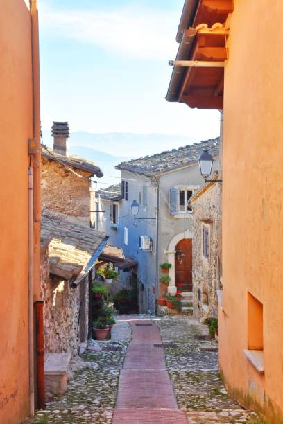 wąska ulica w veroli, wiosce w regionie lacjum we włoszech - veroli zdjęcia i obrazy z banku zdjęć