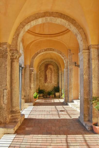 pionowe ujęcie wejścia do kościoła w veroli w regionie lacjum we włoszech - veroli zdjęcia i obrazy z banku zdjęć