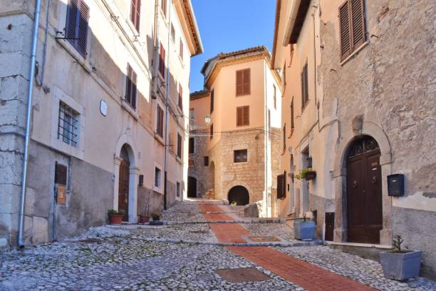 malowniczy widok na wąską uliczkę w veroli w regionie lacjum we włoszech - veroli zdjęcia i obrazy z banku zdjęć