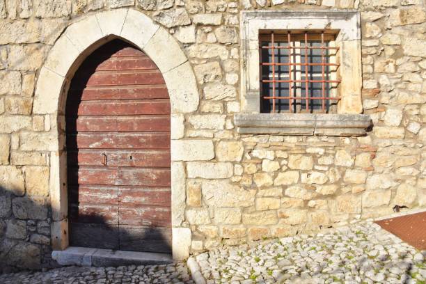 drzwi starego domu przy wąskiej uliczce w veroli w regionie lacjum we włoszech - veroli zdjęcia i obrazy z banku zdjęć
