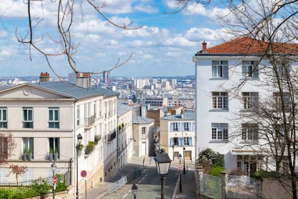 モンマルトルの典型的な通り、パリ - building exterior built structure street paris france ストックフォトと画像