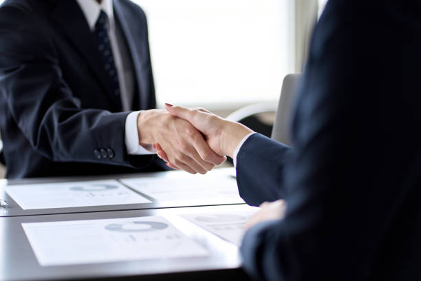 mains d’hommes et de femmes d’affaires se serrant la main - coalition businessman business handshake photos et images de collection