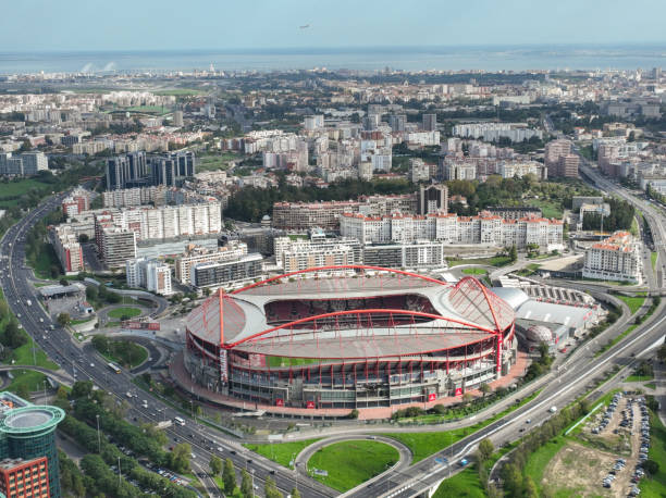 estadio do sport lisboa e benfica. estadio multiusos ubicado en lisboa, portugal. punto de vista del dron. estadio de fútbol - flag of the emirates fotografías e imágenes de stock