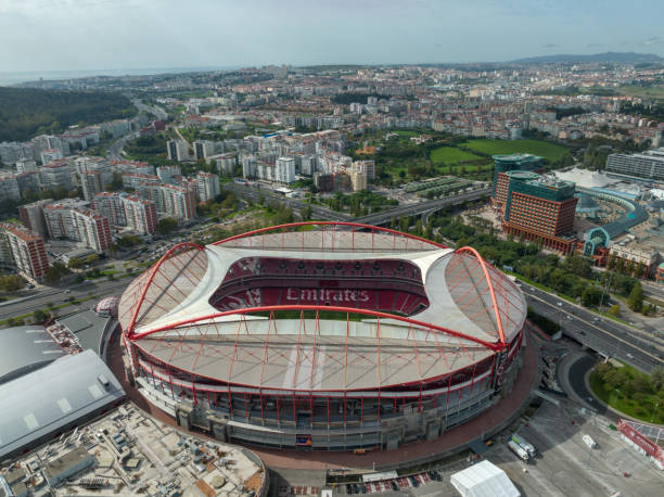 estadio do sport lisboa e benfica. estadio multiusos ubicado en lisboa, portugal. punto de vista del dron. estadio de fútbol - flag of the emirates fotografías e imágenes de stock