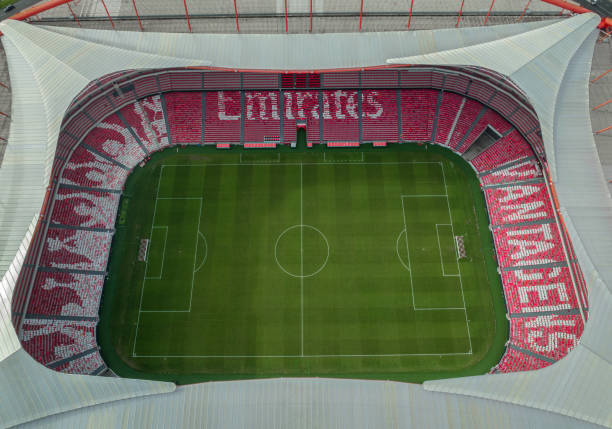 estadio do sport lisboa e benfica. estadio multiusos ubicado en lisboa, portugal. punto de vista del dron. estadio de fútbol - flag of the emirates fotografías e imágenes de stock