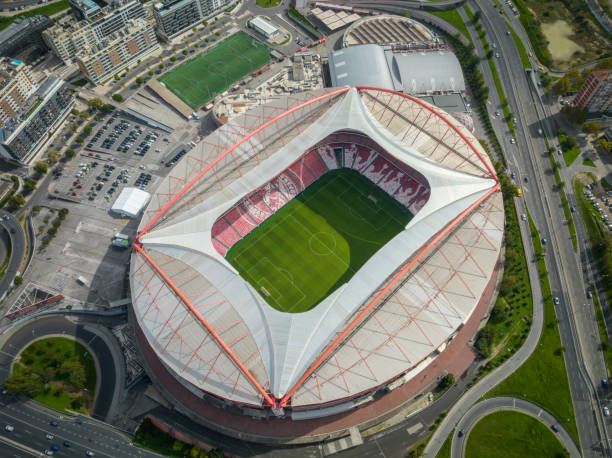 estadio do sport lisboa e benfica. estadio multiusos ubicado en lisboa, portugal. punto de vista del dron. estadio de fútbol - flag of the emirates fotografías e imágenes de stock