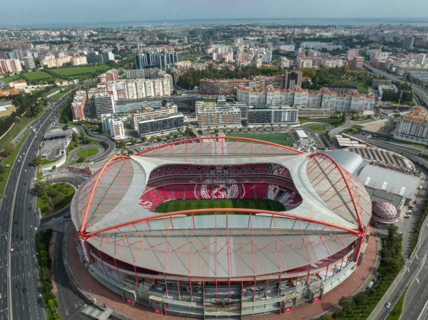 estadio do sport lisboa e benfica. estadio multiusos ubicado en lisboa, portugal. punto de vista del dron. estadio de fútbol - flag of the emirates fotografías e imágenes de stock