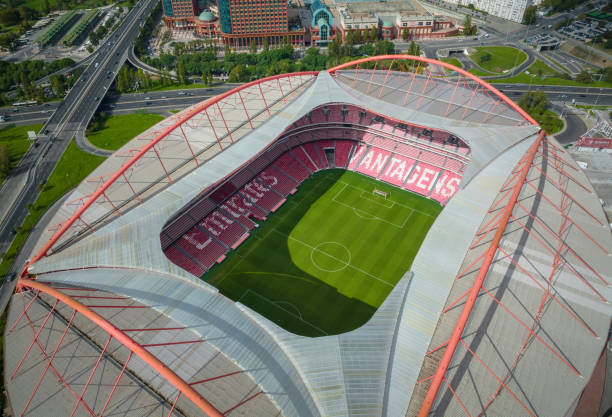 estadio do sport lisboa e benfica. estadio multiusos ubicado en lisboa, portugal. punto de vista del dron. estadio de fútbol - flag of the emirates fotografías e imágenes de stock