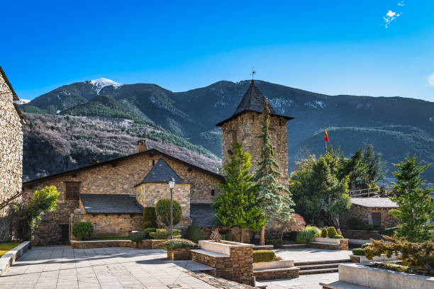 regierungsgebäude aus stein aus dem 15. jahrhundert, casa de la vall, andorra la vella, pyrenäen - 15 th century stock-fotos und bilder