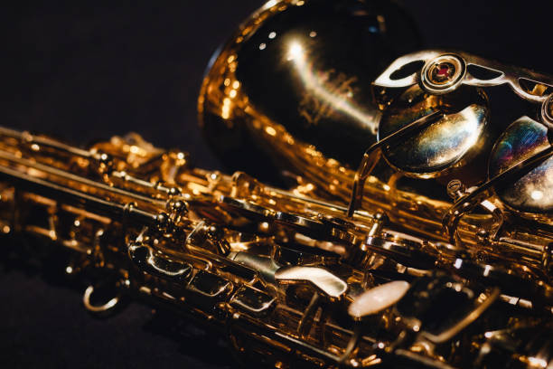 nahaufnahme komplizierter details eines glänzenden saxophon-musikinstruments - close up musical instrument saxophone jazz stock-fotos und bilder