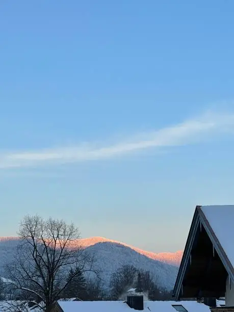 Guten Morgen … die Sonnenstrahlen arbeiten sich langsam die Berge runter in das Tal. Dunkle, kahle Bäume warten schon auf deren Sonnenkuss. Rottach-Egern, Oberbayern