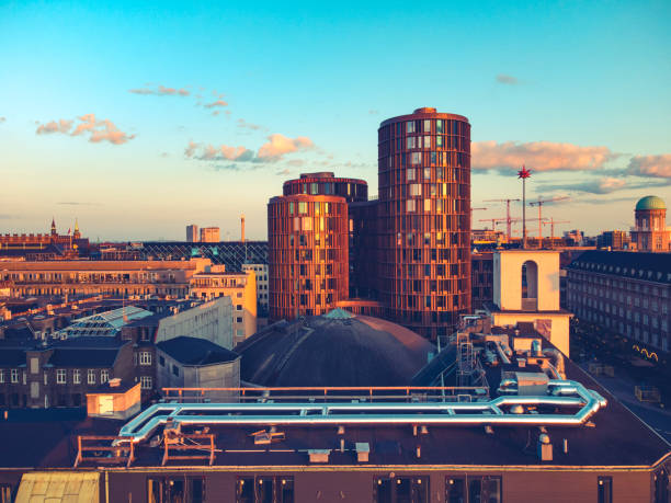 paesaggio urbano di copenaghen: axel towers - denmark traffic copenhagen danish culture foto e immagini stock