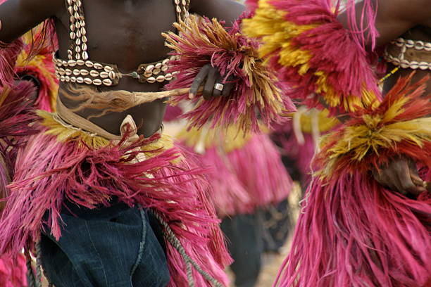 dogon maske tanzen in mali - dogon tribe stock-fotos und bilder
