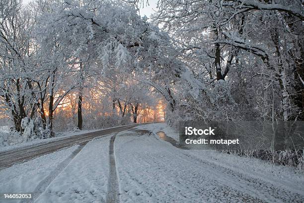 Снежная Road — стоковые фотографии и другие картинки Вода - Вода, Восход солнца, Горизонтальный