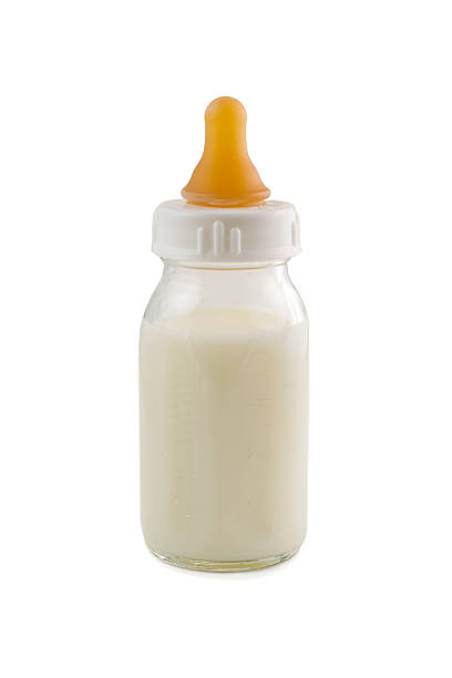 botella de bebé aislado sobre fondo blanco - biberón fotografías e imágenes de stock